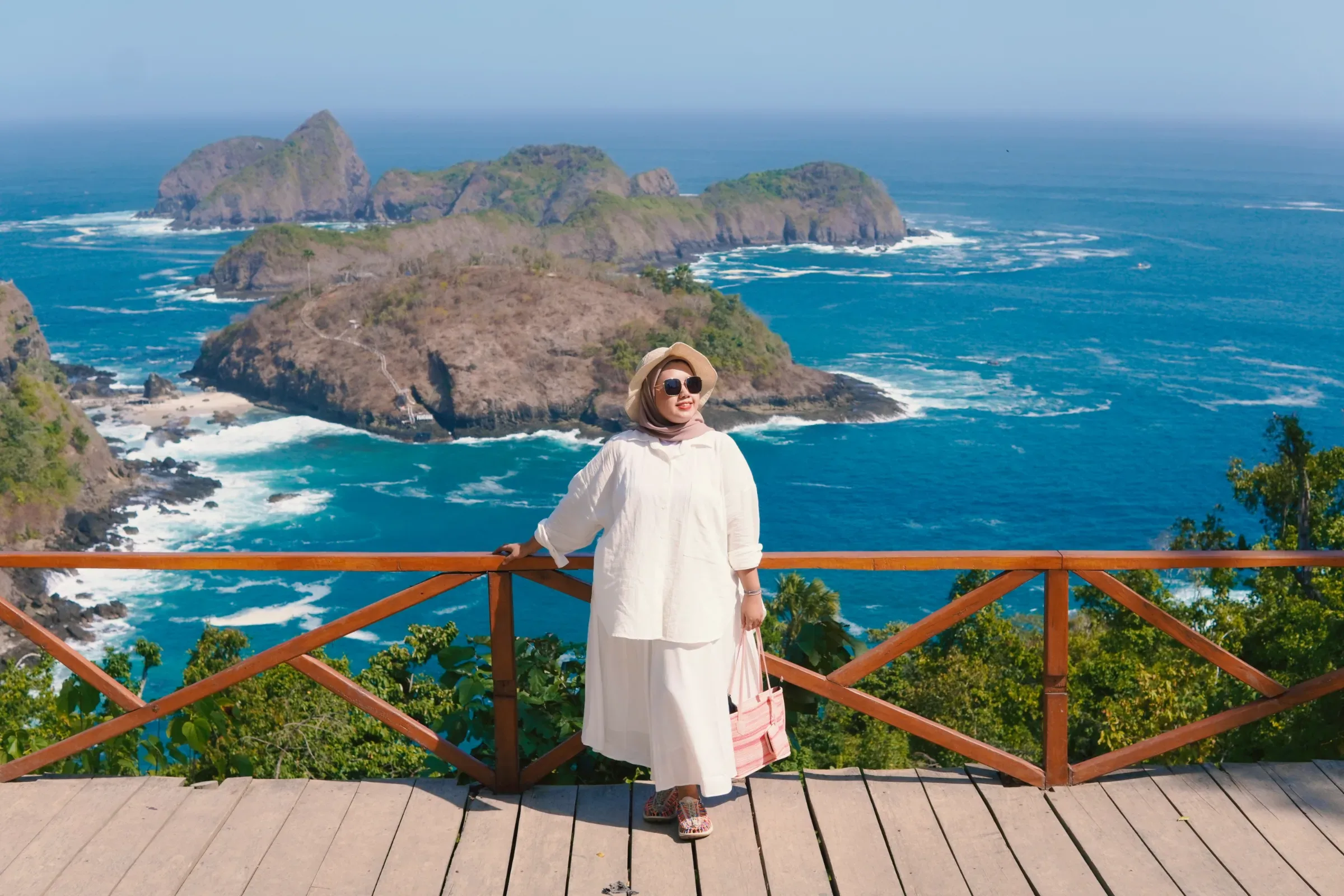 Keindahan Air Laut Jernih Gradasi Hijau Toska Destinasi Green Island Banyuwangi - Holiday Banyuwangi