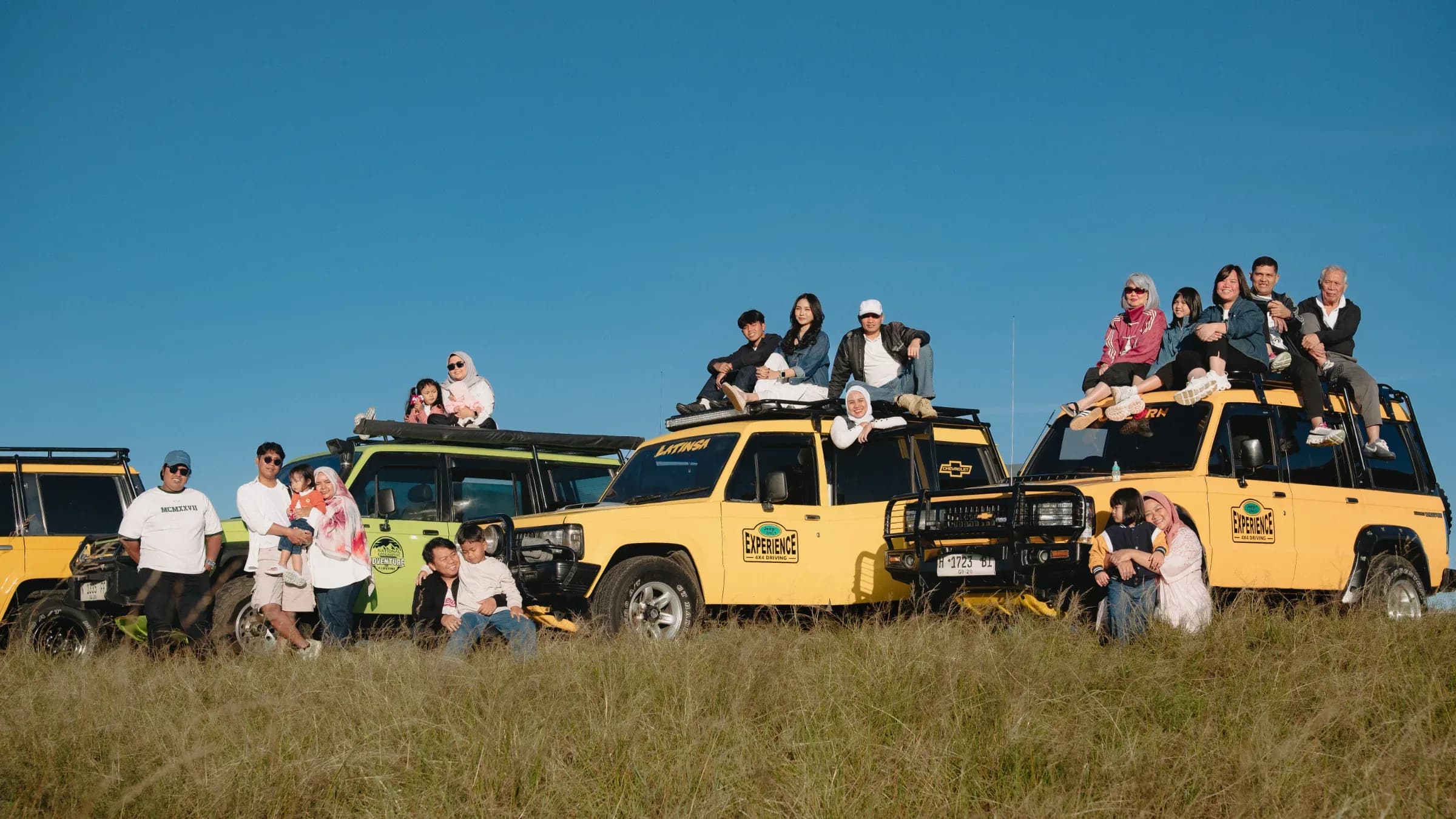 Keseruan Foto Session Estetik Bersama Jeep di Kawah Wurung - Holiday Banyuwangi
