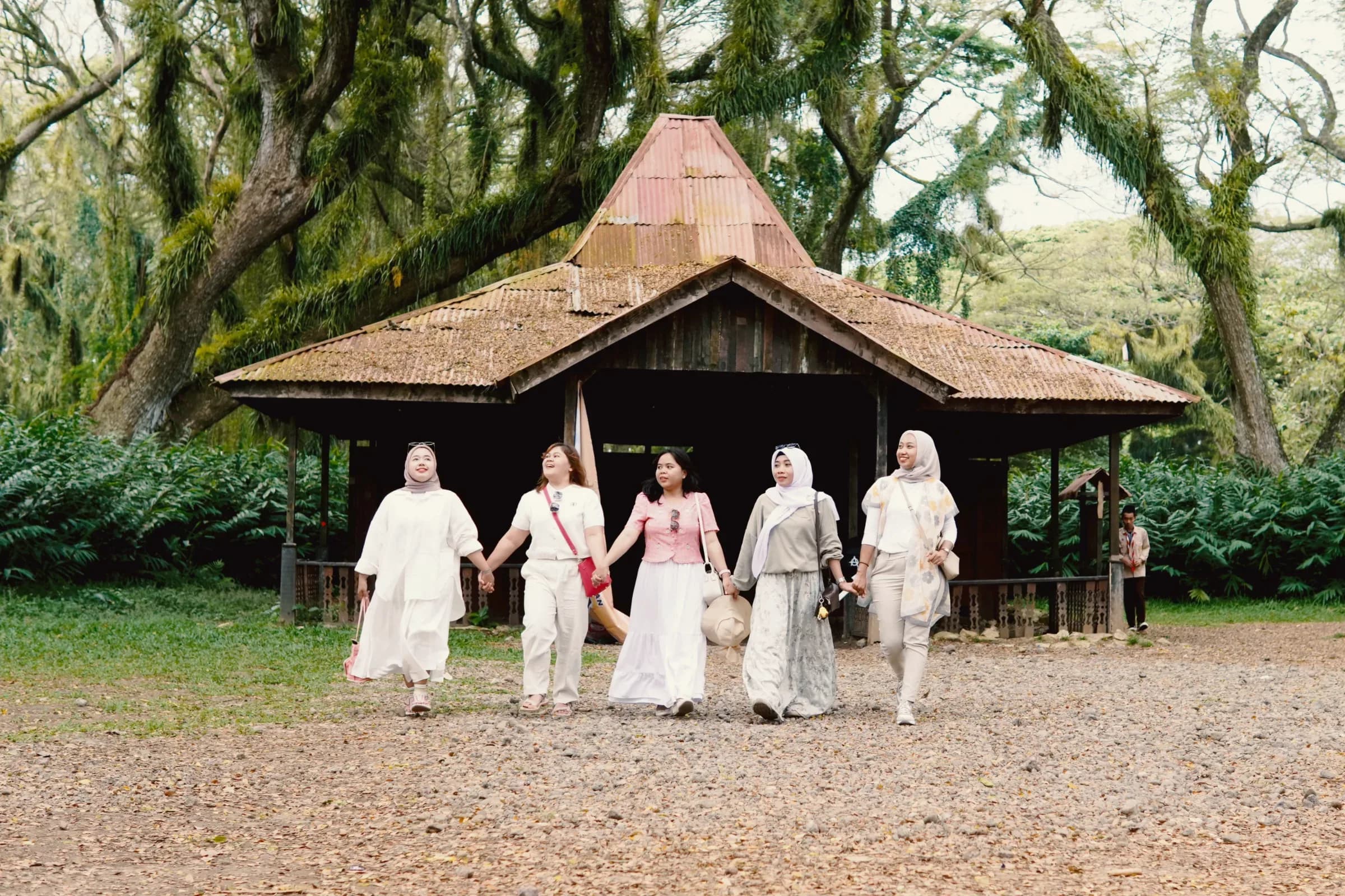 Momen Foto Session Keren di Hutan Trembesi Djawatan - Holiday Banyuwangi