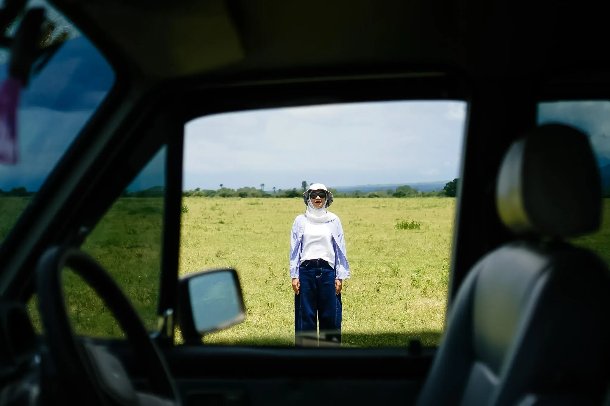 Pemandangan Luas Padang Savana Berlatar Belakang Keindahan Alami Gunung Baluran - Holiday Banyuwangi